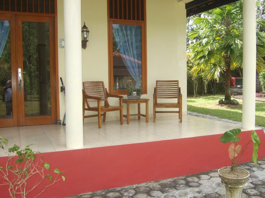 Guesthouse Rumah Senang Kalibaru Exteriér fotografie